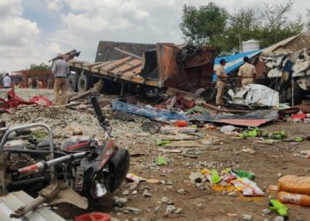 भीषण अपघात : कंटेनरचे ब्रेक फेल झाल्याने दुचाकी, कारला उडवत थेट हॉटेलमध्ये शिरला. 10 जणांचा मृत्यू, शिरपूर येथे झाले शवविच्छेदन