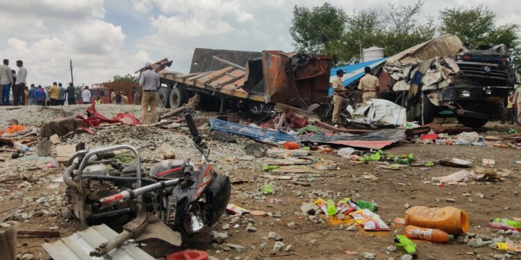 भीषण अपघात : कंटेनरचे ब्रेक फेल झाल्याने दुचाकी, कारला उडवत थेट हॉटेलमध्ये शिरला. 10 जणांचा मृत्यू, शिरपूर येथे झाले शवविच्छेदन