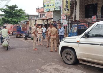 अखेर तो वादग्रस्त फलक मोठ्या पोलीस बंदोबस्तात हटविला