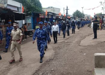 म्हसावद येथे कायदा व सुव्यवस्था राखण्यासाठी पोलीसदलातर्फे पथसंचलन