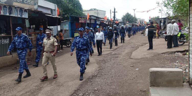 म्हसावद येथे कायदा व सुव्यवस्था राखण्यासाठी पोलीसदलातर्फे पथसंचलन