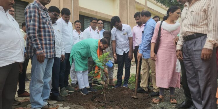 वृक्ष संवर्धनासाठी समाज मनाची मानसिकता महत्वाची : आमदार आमश्या पाडवी