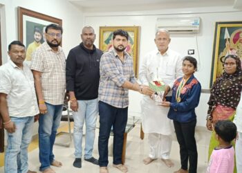 राष्ट्रीय नेमबाजी स्पर्धेत गोल्ड मेडलिस्ट विद्यार्थिनीच्या माजी आमदार चंद्रकांत रघुवंशी यांच्या हस्ते सत्कार