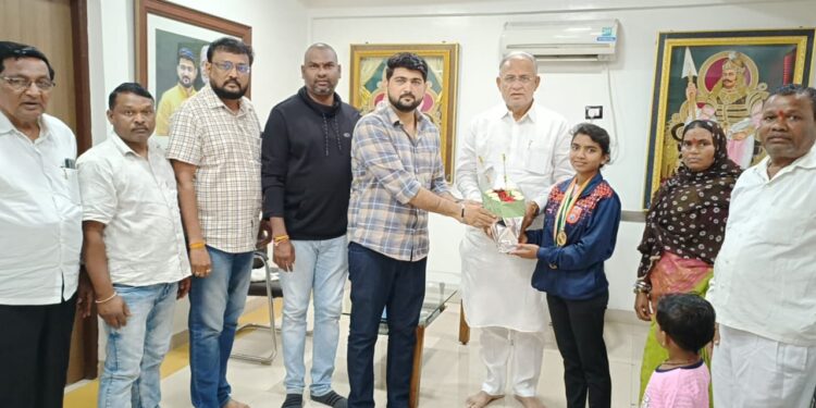 राष्ट्रीय नेमबाजी स्पर्धेत गोल्ड मेडलिस्ट विद्यार्थिनीच्या माजी आमदार चंद्रकांत रघुवंशी यांच्या हस्ते सत्कार