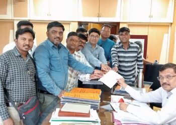 अधिस्वीकृती समितीवर चुकीचे प्रस्ताव मंजूर करून सदस्यांची निवड करणाऱ्या अधिकारी कर्मचाऱ्यावर कारवाई करावी, महाराष्ट्र राज्य मराठी पत्रकार संघाच्या वतीने निवेदन