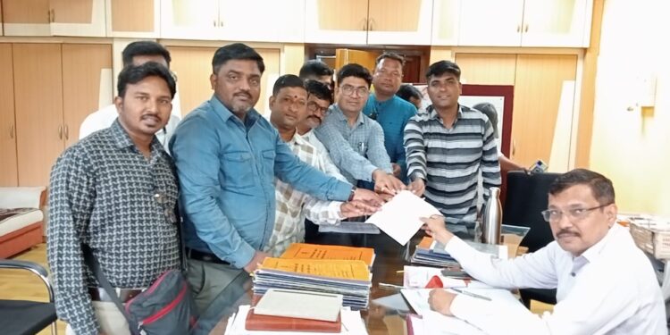 अधिस्वीकृती समितीवर चुकीचे प्रस्ताव मंजूर करून सदस्यांची निवड करणाऱ्या अधिकारी कर्मचाऱ्यावर कारवाई करावी, महाराष्ट्र राज्य मराठी पत्रकार संघाच्या वतीने निवेदन