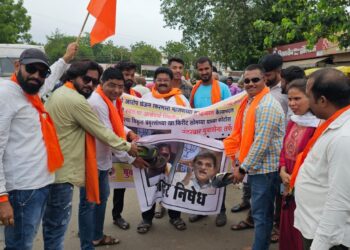 भाजपाचे माजी खासदार किरीट सोमय्या यांच्या आक्षेपाह्य व्हिडिओ विरोधात नंदुरबार येथे युवा सेनेचे जोडे मारो आंदोलन