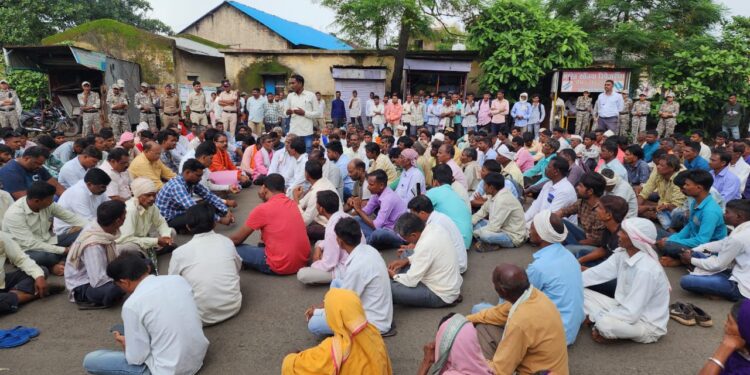 घरकुल घोटाळ्याची चौकशी आ.आमश्या पाडवी यांचा चार तास रास्तारोको