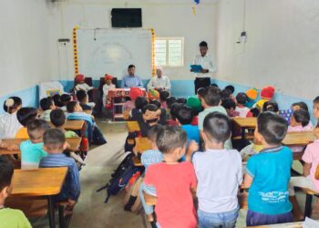 मोलगीच्या अल्फाबेट स्कूल मध्ये लोकमान्य टिळक जयंती साजरी