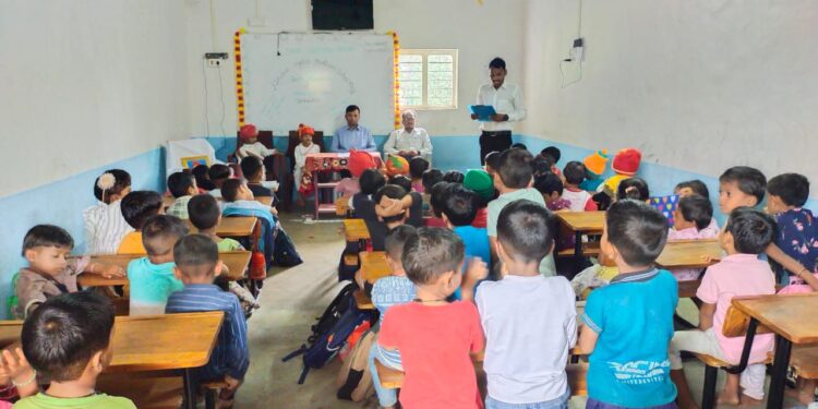 मोलगीच्या अल्फाबेट स्कूल मध्ये लोकमान्य टिळक जयंती साजरी