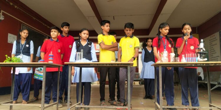 एस.ए.मिशन हायस्कूल येथे विद्यार्थ्यांनी सादर केले विज्ञानातील गंमती-जमती