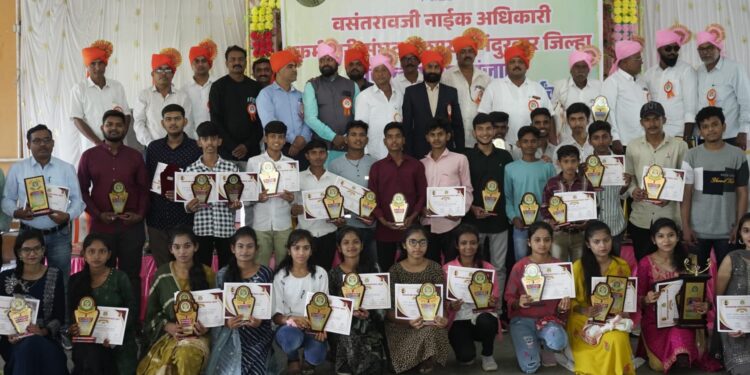 नंदूरबार येथे वसंतरावजी नाईक अधिकारी कर्मचारी संघटनेतर्फे गुणवंत विद्यार्थ्यांना गुणगौरव