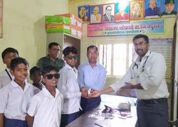 खोक्राळे येथील माध्यमिक विद्यालयात विद्यार्थ्यांची डोळ्यांची वैद्यकीय तपासणी