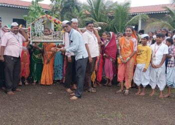 शेजवा येथील माध्यमिक विद्यालयात ढोल ताशांच्या गजरात काढण्यात आली वृक्षदिंडी