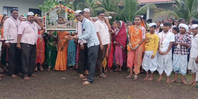 शेजवा येथील माध्यमिक विद्यालयात ढोल ताशांच्या गजरात काढण्यात आली वृक्षदिंडी