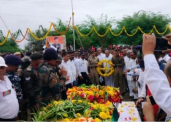 वीर जवान मनोज माळी यांच्यावर शासकीय इतमामात शोकाकूल वातावरणात अंत्यसंस्कार