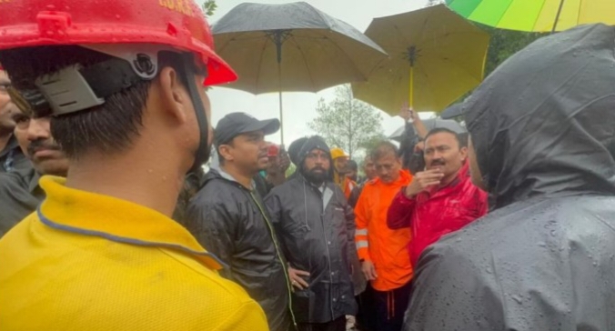 इर्शाळवाडी येथे ठोकला दिवसभर तळ