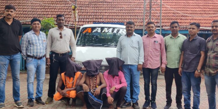 साधू महाराजांचे वेषांतर करुन फसवणूक करणाऱ्या आंतरराज्यीय टोळीला ठोकल्या बेड्या, सव्वा पाच लाखाचा मुद्देमाल हस्तगत