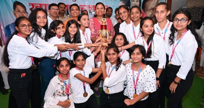 अर्हत प्रतिष्ठान आयोजित खासदार चषक क्रीडा महोत्सव सप्ताहाचे खा.डॉ. हीना गावित यांच्या हस्ते पारितोषिक वितरण