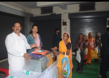 कामगार विभागातर्फे इमारत बांधकाम कामगार यांना अत्यावश्यक व सुरक्षा किट वाटप