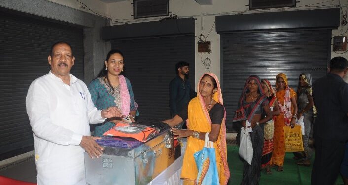 कामगार विभागातर्फे इमारत बांधकाम कामगार यांना अत्यावश्यक व सुरक्षा किट वाटप