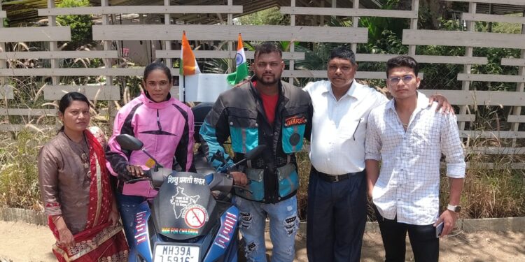 बालमजुरी रोखण्यासाठी बच्छाव दाम्पत्याचा साडेसात हजार किलो मीटर मोटार सायकल प्रवास