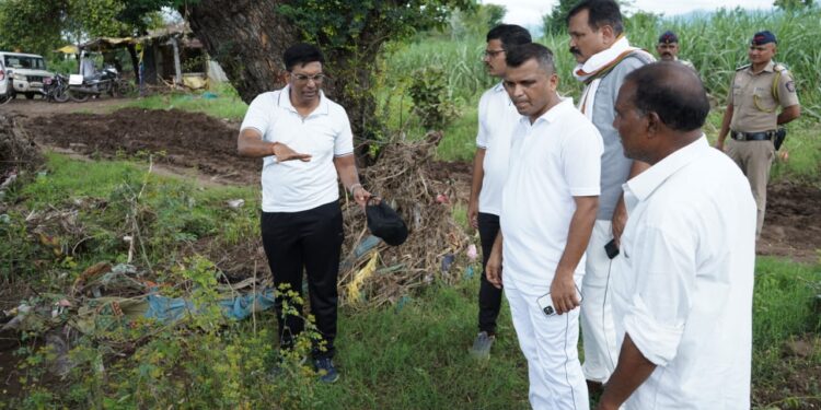 पोलीसांनी सामाजिक बांधिलकी जपत वाल्हेरी नदीवरील पुलाखालील गाळ काढला श्रमदानातून