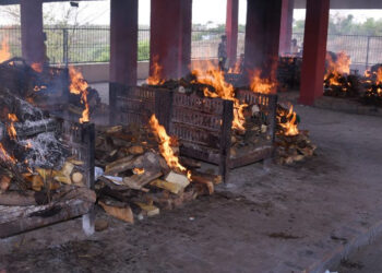 बुलढाणा जिल्ह्यात समृद्धी महामार्गावरील खासगी बस अपघातातील २५ जणांवर एकत्रितरित्या अंत्यसंस्कार
