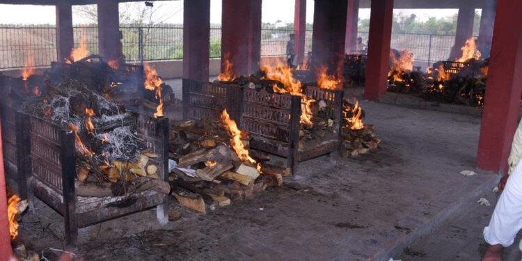 बुलढाणा जिल्ह्यात समृद्धी महामार्गावरील खासगी बस अपघातातील २५ जणांवर एकत्रितरित्या अंत्यसंस्कार