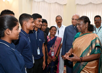 संघर्ष करून पुढे जा ; समाजबांधवांचाही विकास करा- राष्ट्रपती