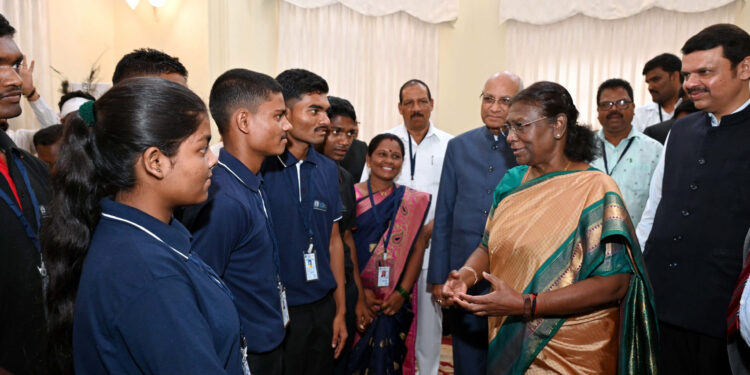 संघर्ष करून पुढे जा ; समाजबांधवांचाही विकास करा- राष्ट्रपती