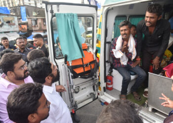 मुख्यमंत्री जेव्हा रुग्णाला आपल्या ताफ्यातील रुग्णवाहिका देतात…