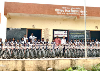टिळक विद्यालयात मोफत सायकल वाटप