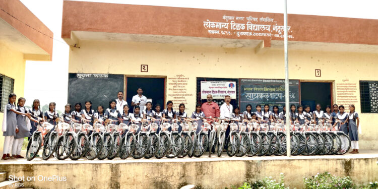 टिळक विद्यालयात मोफत सायकल वाटप