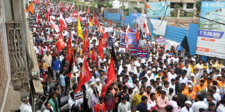 नंदुरबार येथे समस्त आदिवासी समुदायाचा जन आक्रोश मोर्चा