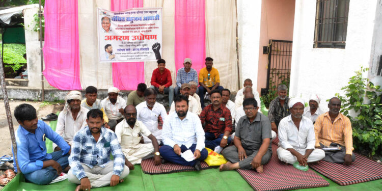 जिल्हा परिषद बांधकाम विभागामार्फत करण्यात आलेल्या कामांची एसआयटी मार्फत चौकशी व्हावी यासाठी वंचित बहुजन आघाडीचे तर्फे आमरण उपोषण