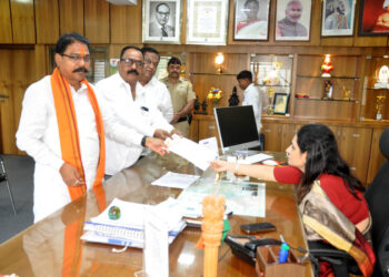 शहादा पालिकेचा लोकमान्य टिळक टाऊन हॉल सर्वसामान्यांसाठी खुला करावा ,शिवसेनेची मागणी