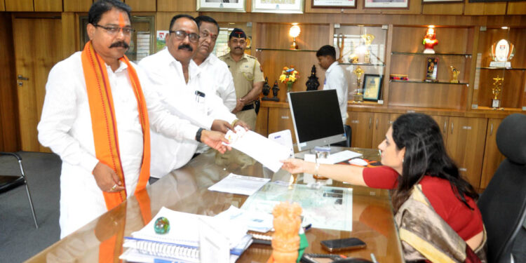 शहादा पालिकेचा लोकमान्य टिळक टाऊन हॉल सर्वसामान्यांसाठी खुला करावा ,शिवसेनेची मागणी