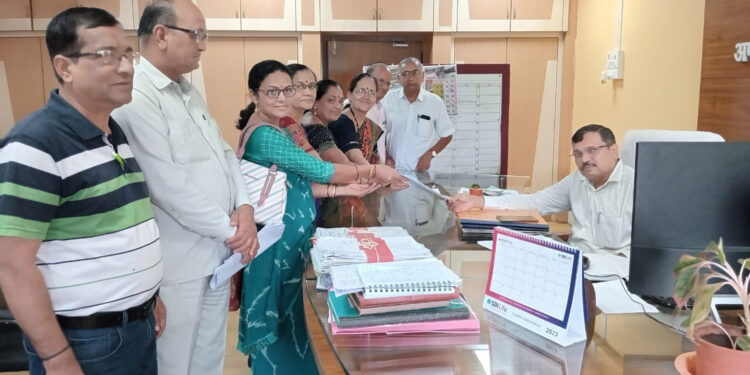 महिला अल्प बचत एजंटांना अस्लास कार्डाचा पुरवठा करण्याची मागणी, जिल्हाधिकाऱ्यांना दिले निवेदन