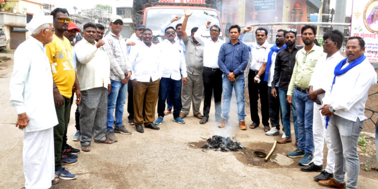 नंदूरबार येथे विविध संघटनांतर्फे भिडे गुरुजींचा पुतळ्याचे दहन 
