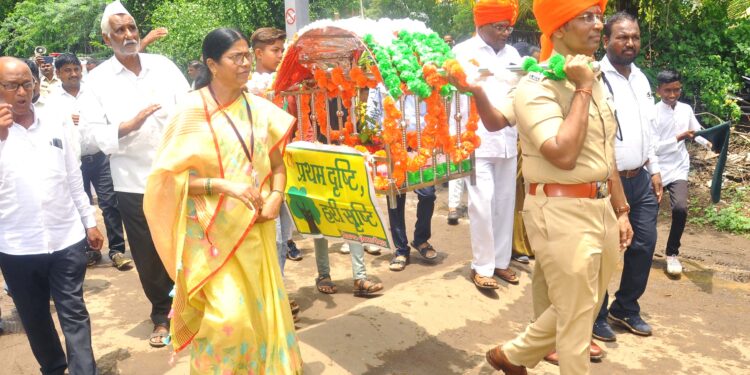 भालेर येथे वृक्षदिंडी, वृक्षारोपणासह घेतला व्यसनमुक्तीचा संकल्प