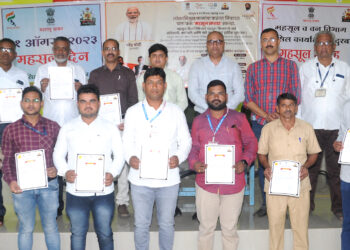 नंदूरबार येथे महसूलदिनी कर्मचाऱ्यांचा सत्कार