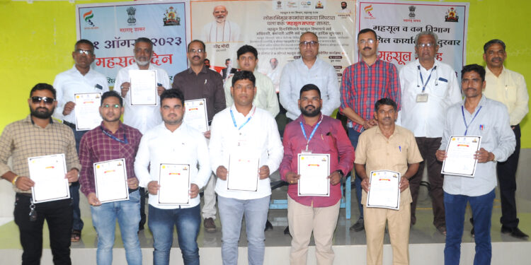 नंदूरबार येथे महसूलदिनी कर्मचाऱ्यांचा सत्कार