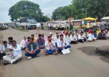 अक्कलकुवा येथे राष्ट्रवादीतर्फे रास्ता रोको