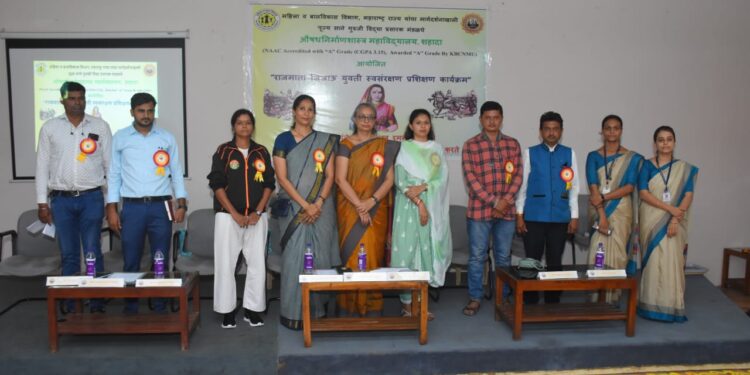 औषधनिर्माणशास्त्र महाविद्यालयात राजमाता जिजाऊ युवती स्वसंरक्षण प्रशिक्षण अभियान