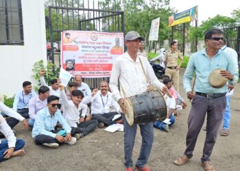 प्रहार शिक्षक संघटनेचे जिल्हा परिषदेसमोर तुरवाद्य धरणे आंदोलन