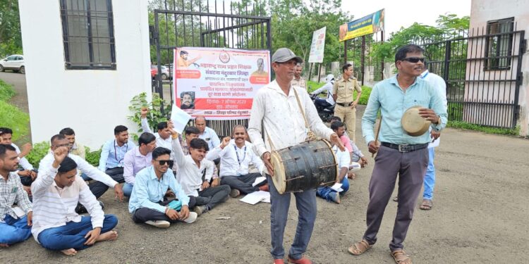 प्रहार शिक्षक संघटनेचे जिल्हा परिषदेसमोर तुरवाद्य धरणे आंदोलन