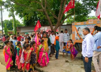 विश्व आदिवासी दिन देवरे विद्यालयात उत्साहात 