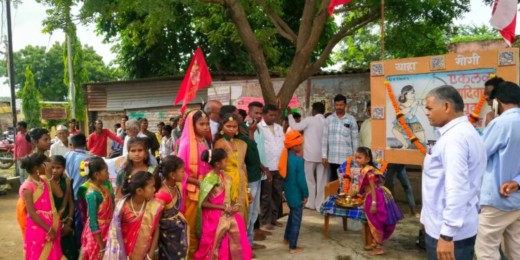 विश्व आदिवासी दिन देवरे विद्यालयात उत्साहात 