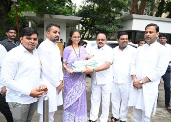 राष्ट्रवादीतर्फे खा. सुप्रिया सुळे यांना निष्ठेचे प्रतिज्ञापत्र सुपूर्त